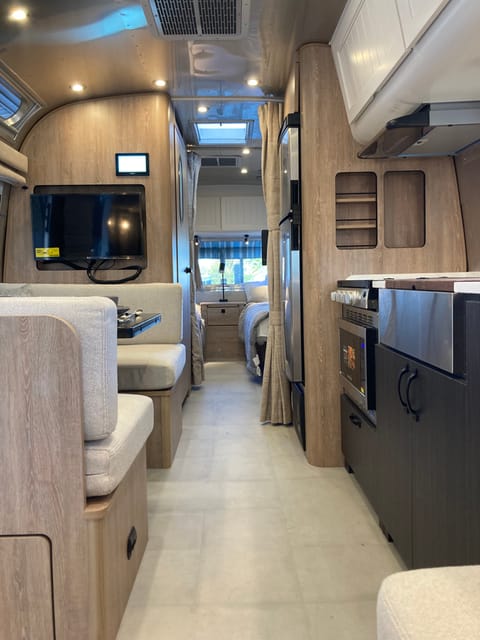 Have a glamping adventure in this 2022 Airstream Pottery Barn Edition! Remorque tractable in Willow Glen