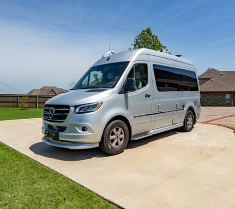 2023 Interstate 19 Motor Home for Couples Getaway Drivable vehicle in Fort Smith