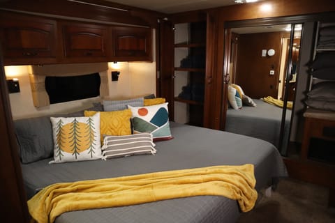 King-Size StarLink Class-A Cruiser! Drivable vehicle in Jefferson County