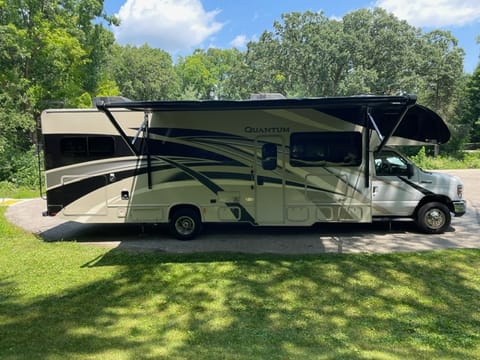 Fully Stocked Quantum RV Cruiser | Child & Pet Friendly Drivable vehicle in Crystal Lake