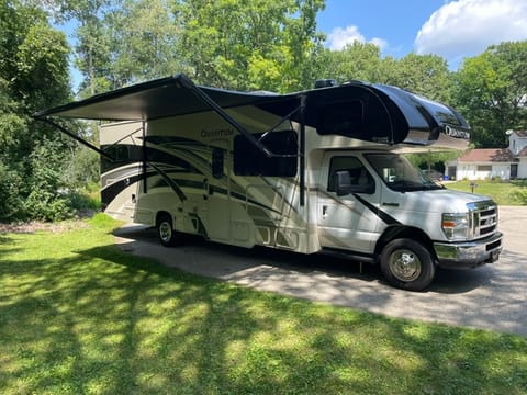 Fully Stocked Quantum RV Cruiser | Child & Pet Friendly Drivable vehicle in Crystal Lake