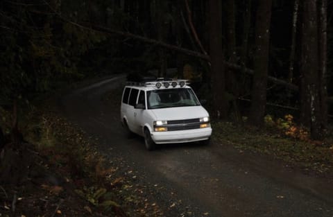 1998 Chevrolet Astro Van “The Adventure Beast” Cámper in Bellingham