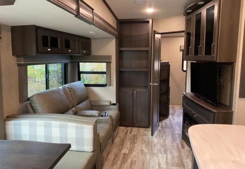 Family and Furry Friendly 2021 Grand Design Reflection aka The Wolf Den Tráiler remolcable in Kennewick