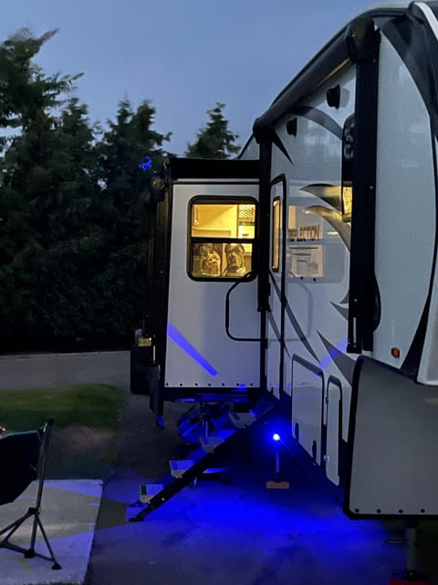 Family and Furry Friendly 2021 Grand Design Reflection aka The Wolf Den Towable trailer in Kennewick