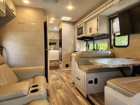 Like new 2022 Thor Four Winds Véhicule routier in Palm Harbor
