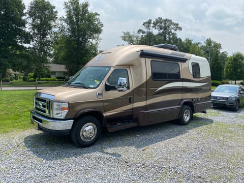 Goldy a 2015 Coach House Platinum Drivable vehicle in Brooklawn