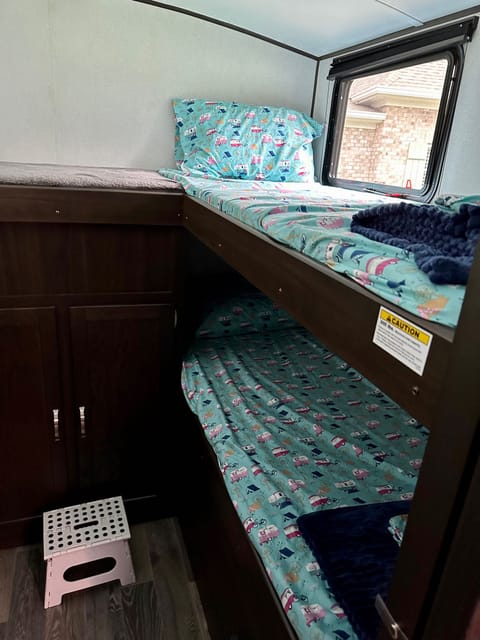 The Hippie Camper 1 Queen and 4 bunk beds Tráiler remolcable in La Vergne