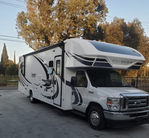 2021 Entegra Odyssey frmhs  2 slide outs, sleeps 5,6. for So Cal use only. Véhicule routier in Riverside