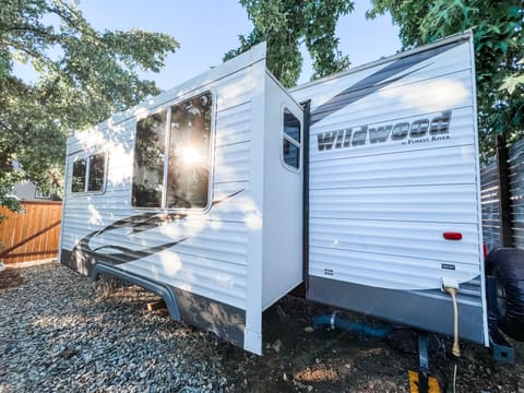2011 24TBSS Forest River Wildwood - Awesome Family Travel Trailer Towable trailer in Grass Valley