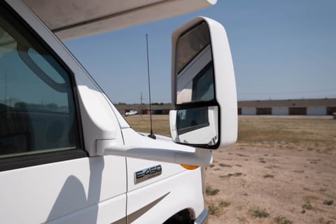 Power 2 way mirrors provides you the confidence driving such a large vehicle.