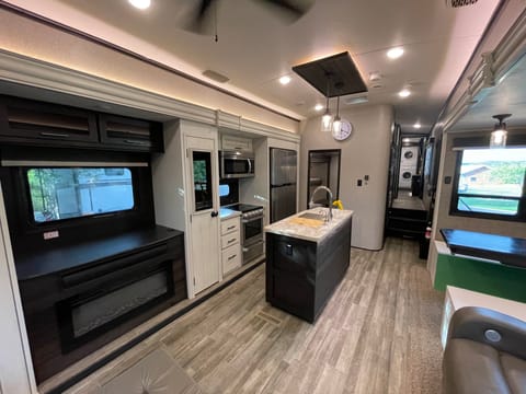 2020 Jayco North Point 377RLBH - Luxury Apartment on Wheels Towable trailer in Leander