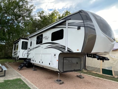 2020 Jayco North Point 377RLBH - Luxury Apartment on Wheels Towable trailer in Leander