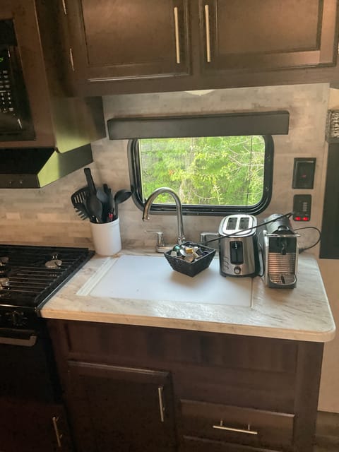 Stone backsplash

Kitchen equipped with dinnerware, cookware, utensils (cooking and eating), kettle, toaster (shown), nespresso machine (shown), dishcloths, oven mitts, instant coffee/tea, cooking sheets, prep bowls, basic spices