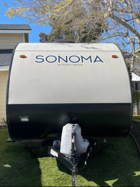 Propane tank for heating, coking and Fridge, 2 batteries to power everything 12v all day / night. Charge by solar or when connected to the vehicle.