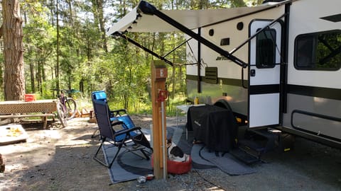Your spring camping adventure awaits! 2022 Jayco Jay Flight SLX Rimorchio trainabile in Oak Harbor