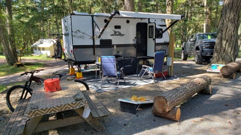 Your spring camping adventure awaits! 2022 Jayco Jay Flight SLX Towable trailer in Oak Harbor