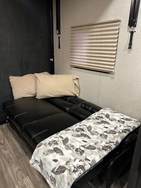 2021 Genesis Wanderer *sleeps 6* Towable trailer in Apple Valley