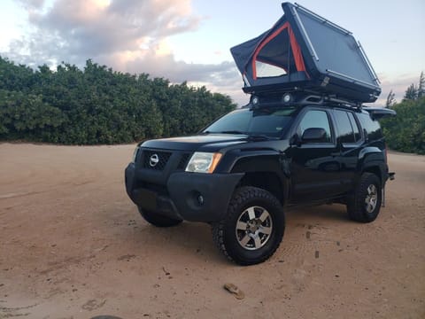 Midnight Xterra 4x4 Premium Rooftop Tent! Gear Included! Easiest Setup! Drivable vehicle in Makawao