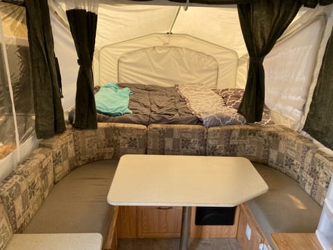 Spacious tent trailer for rent. Towable trailer in Vernon