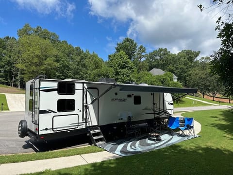 GLAMPING EXPRESS-NEW 2022 Forest River Surveyor Legend. PET FRIENDLY Towable trailer in Lake Lanier