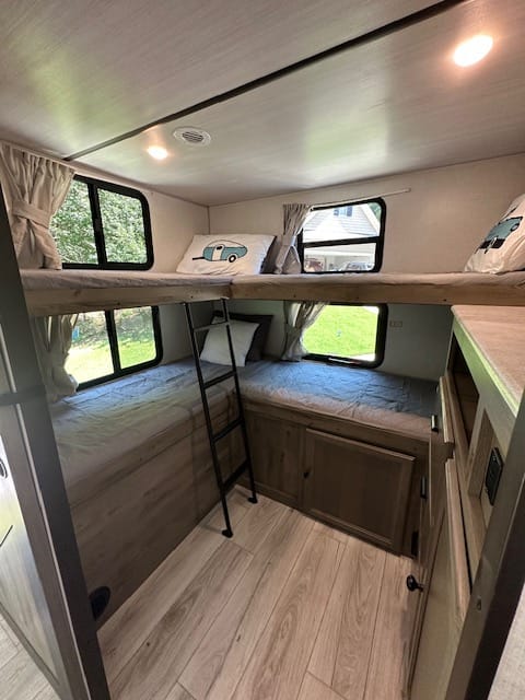 GLAMPING EXPRESS-NEW 2022 Forest River Surveyor Legend. PET FRIENDLY Towable trailer in Lake Lanier