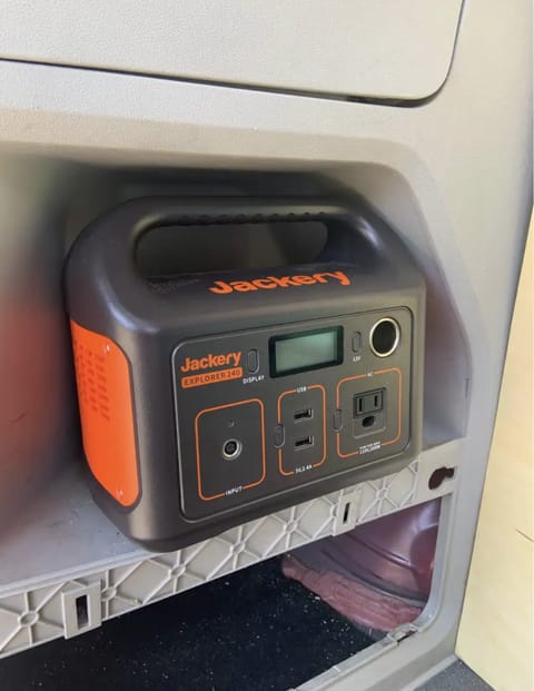 Jackery battery for the lights, charge your phone and computer