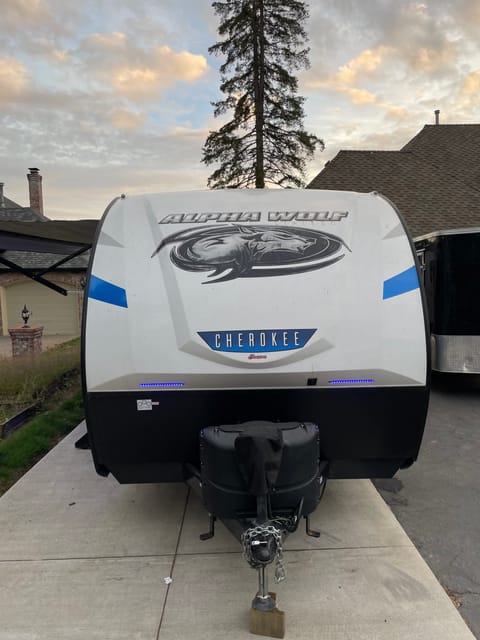 ** Fully Loaded and Ready to Go! ** 2020 Forest River Cherokee Alpha Wolf Remorque tractable in Anthem