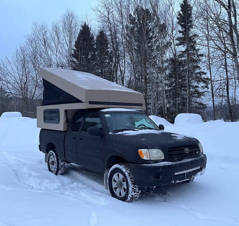Toyota Tundra Camper Véhicule routier in Laval
