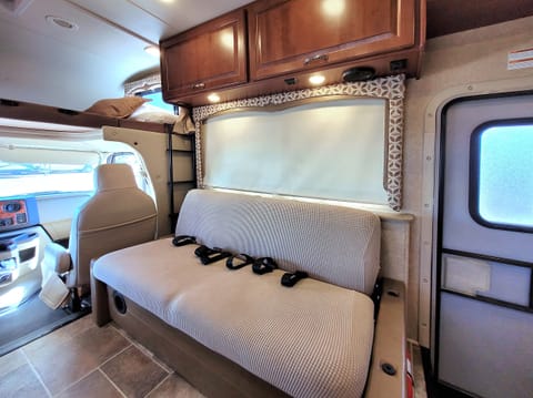 2016 Thor Motor Coach Four Winds 31E Drivable vehicle in Laveen Village