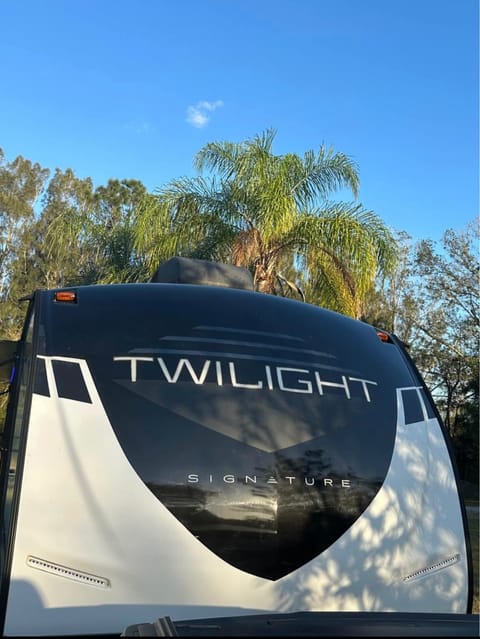 2021 Twilight Signature 32' - Sleeps 10 Ziehbarer Anhänger in Riverview