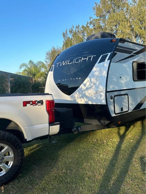 2021 Twilight Signature 32' - Sleeps 10 Towable trailer in Riverview