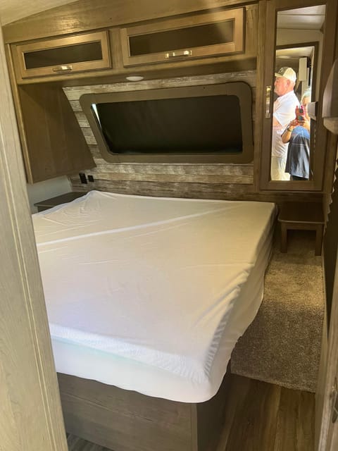 Family Style GLAMPING ** 2021 Keystone RV Cougar Towable trailer in Burleson