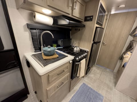 Modern, Light, and Spacious: 2021 Geo Pro Travel Trailer with Slide & Bunks Towable trailer in Salem