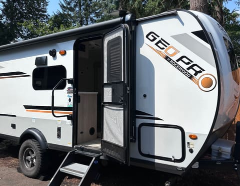 Modern, Light, and Spacious: 2021 Geo Pro Travel Trailer with Slide & Bunks Towable trailer in Salem