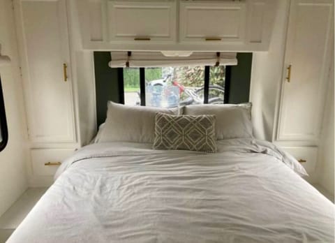 Queen bed with a brand new Serta mattress