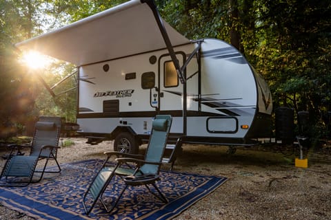 Family Adventure Haven: Cozy 2022 Jayco Jay Feather Micro 171BH Camper Towable trailer in Cumming