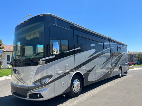 2018 Tiffin Phaeton 40AH Fahrzeug in Eastvale