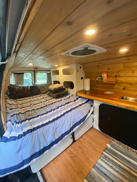 "Betsy" 2001 Ford E150 Drivable vehicle in Vancouver