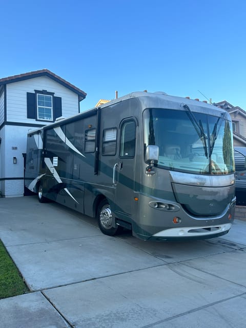 2004 Coachmen Cross Country SE- Cozy, spacious, CLEAN Drivable vehicle in Fontana