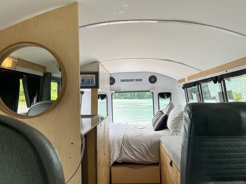 School Bus Conversion! - 2001 Chevrolet Express CU Cámper in Kenmore