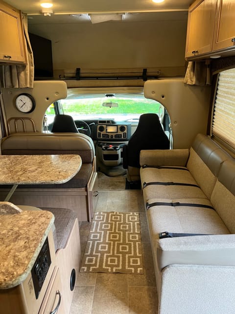 2018 Thor Chateau 26b Motor Home Drivable vehicle in Severn