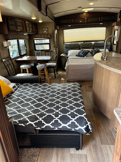 Spacious RV-comfortably sleeps 8 Towable trailer in St. Peters