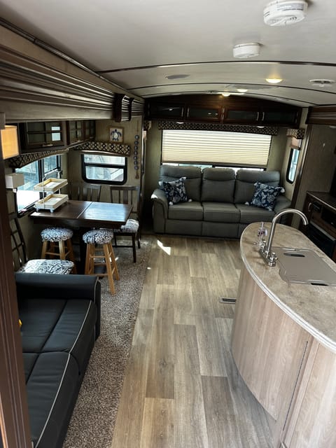 Beautiful and Spacious RV-with 3 slides! Towable trailer in St. Peters