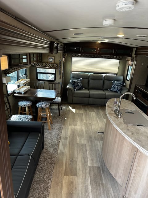 Spacious RV-comfortably sleeps 8 Towable trailer in St. Peters