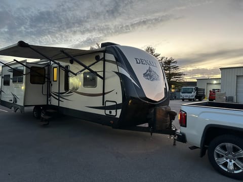 Beautiful and Spacious RV-with 3 slides! Towable trailer in St. Peters