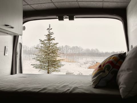 Luxury Hotel-Style Furnished Camper 2023 Winterized Ski-ready Véhicule routier in Newmarket