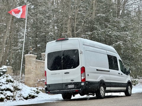 Luxury Hotel-Style Furnished Camper 2023 Winterized Ski-ready Véhicule routier in Newmarket