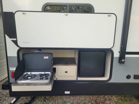 2023 Luxurious Family-Friendly Apex Ultra-Lite Towable trailer in Lake Winnebago