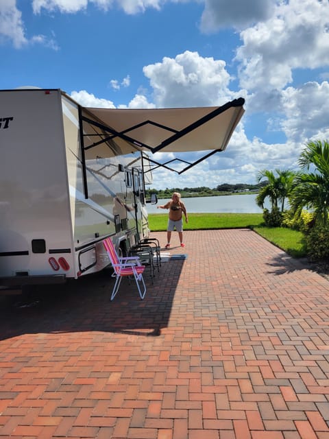 2021 Gulf Stream Conquest 26 ft. The B and B Express.With large slide-out Vehículo funcional in Lakewood Ranch
