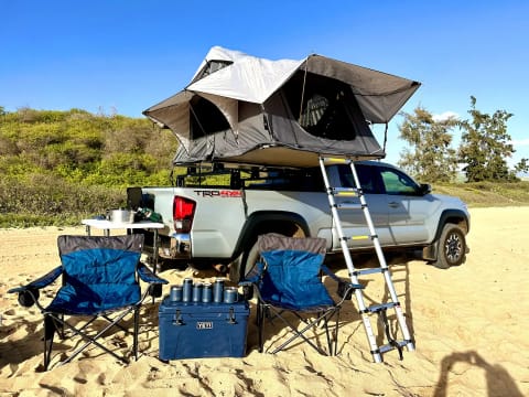 Explore Kauai In Loaded 4x4 With Cozy Roof Tent Drivable vehicle in Kapaa